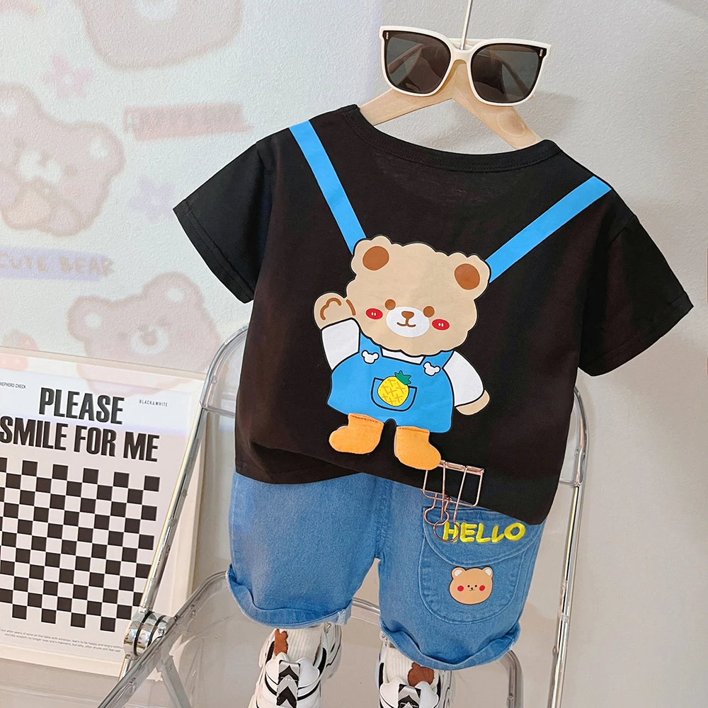 

Детская футболка с коротким рукавом и джинсовые шорты, с мультяшным медведем