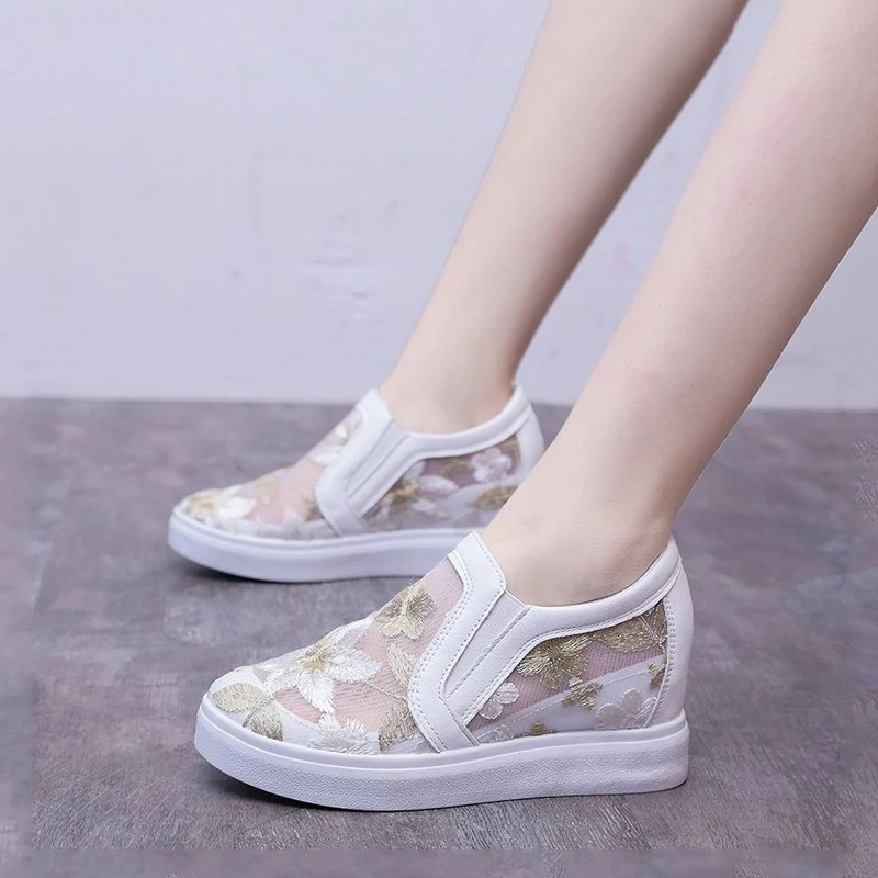 Женские кроссовки на танкетке с вышивкой |