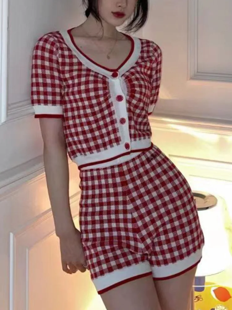 

Комплект из двух предметов Женский трикотажный в клетку, укороченный топ, пикантный короткий свитер, кардиган и шорты, повседневный комплек...
