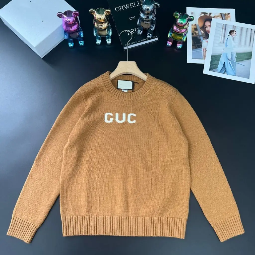 

Женский трикотажный жаккардовый свитер с круглым вырезом и надписью