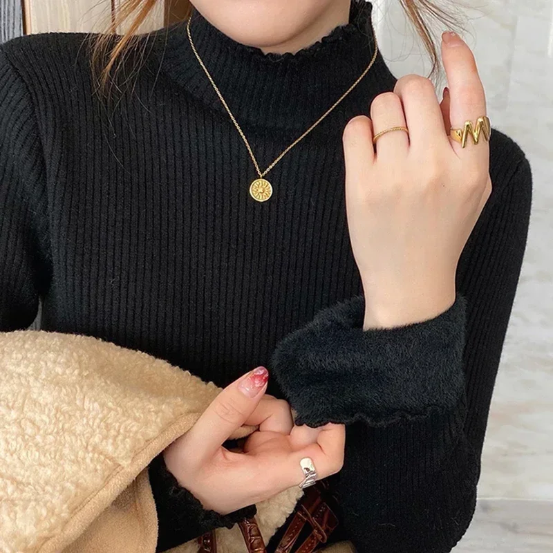 Женский свитер с оборками и воротником-стойкой