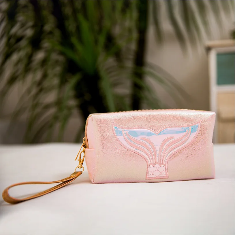 Женская косметичка с яркими пастельными мотивами русалочьего хвоста