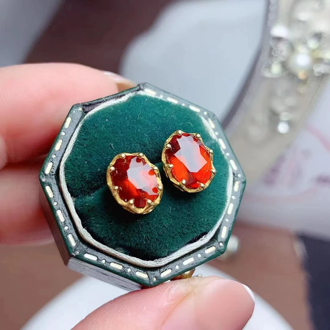 Серьги-гвоздики с гранатом 18 карат