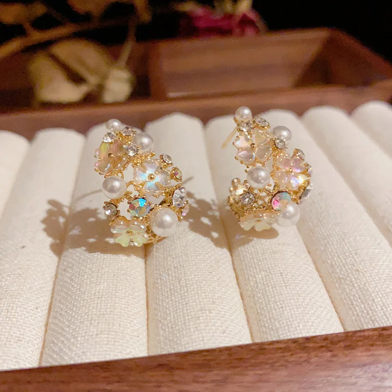 

Luxury Hollow Pearl Flower Stud Earrings For Women Korean Copper 14K Gold Plated C Shaped Zircon Earring Wedding Jewelry 2023