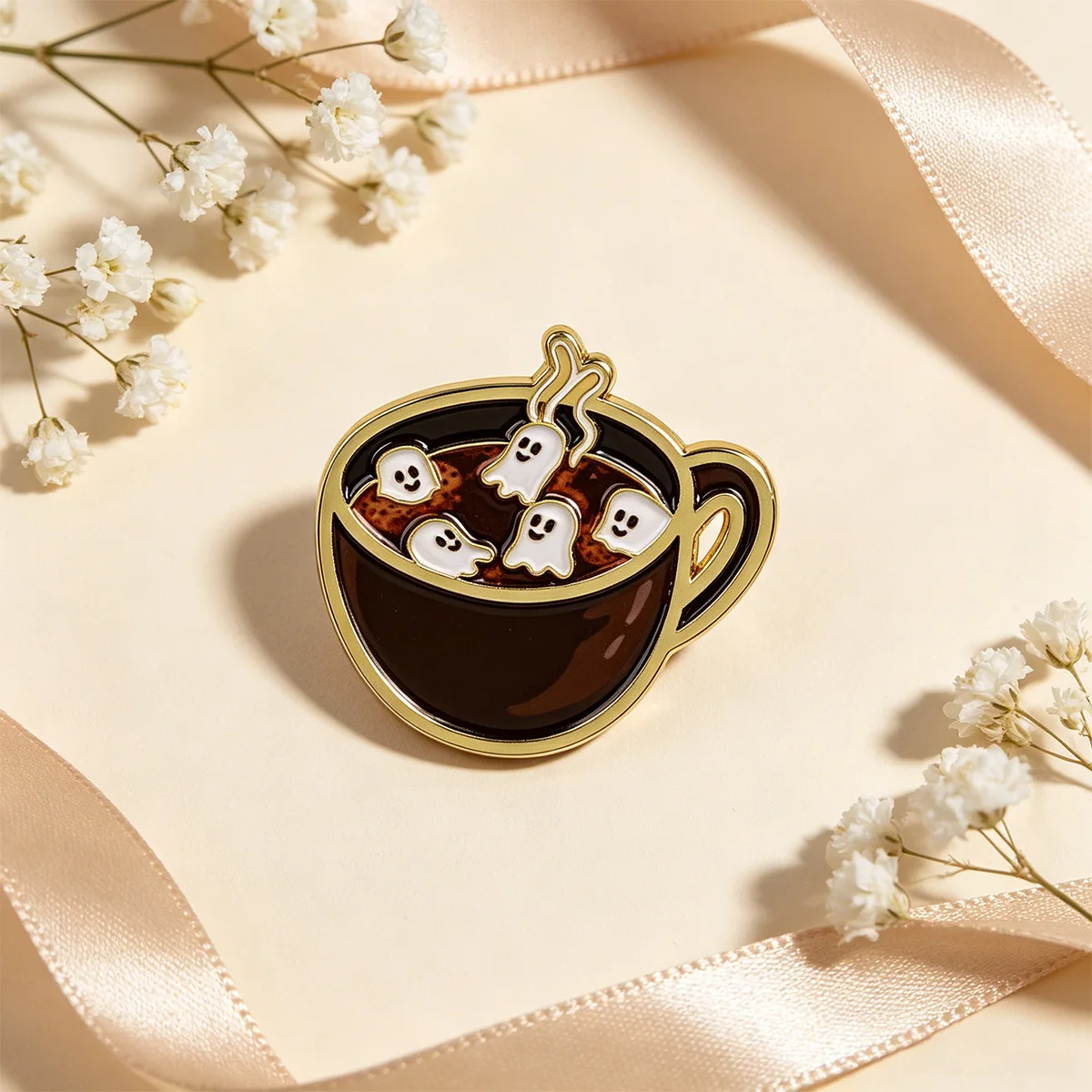 Фото Эмалевая брошь Coffee Ghost: милый значок-пин для рюкзака, одежды, аксессуаров, украшение на Хэллоуин, подарок для друзей №1