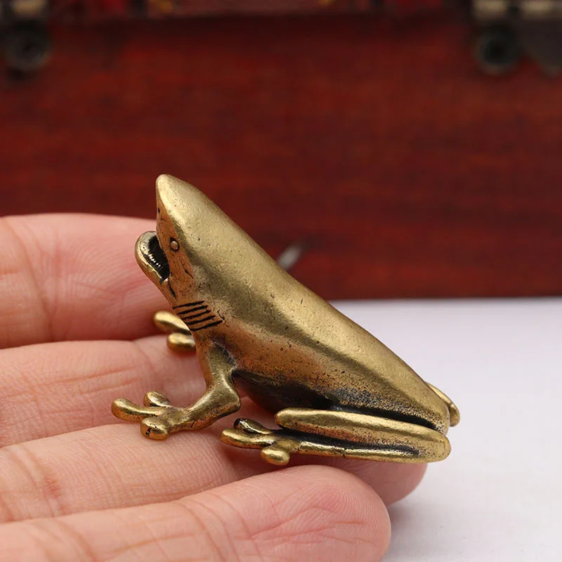 

Статуэтка медная акула с лягушкой