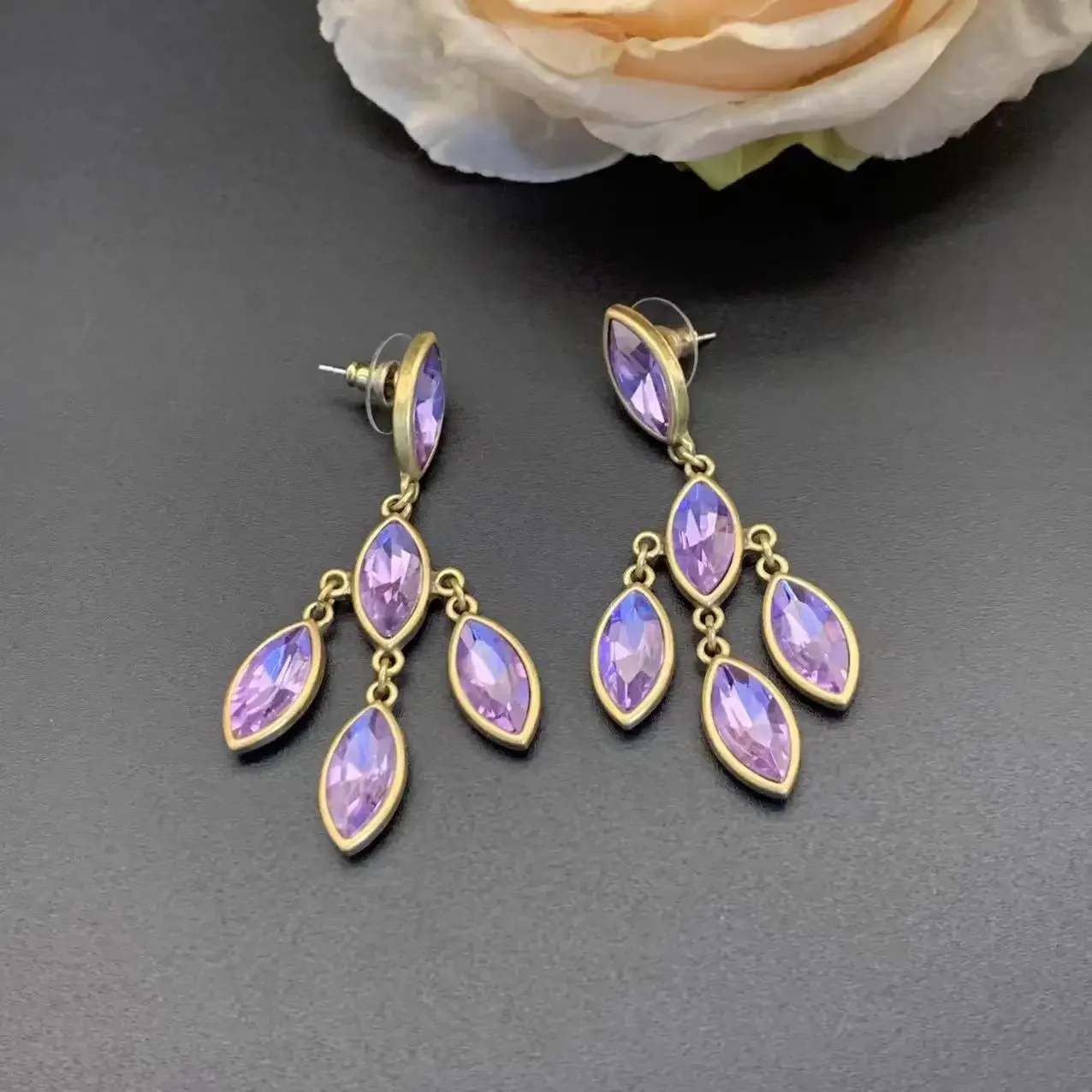 Фиолетовые стеклянные серьги-подвески