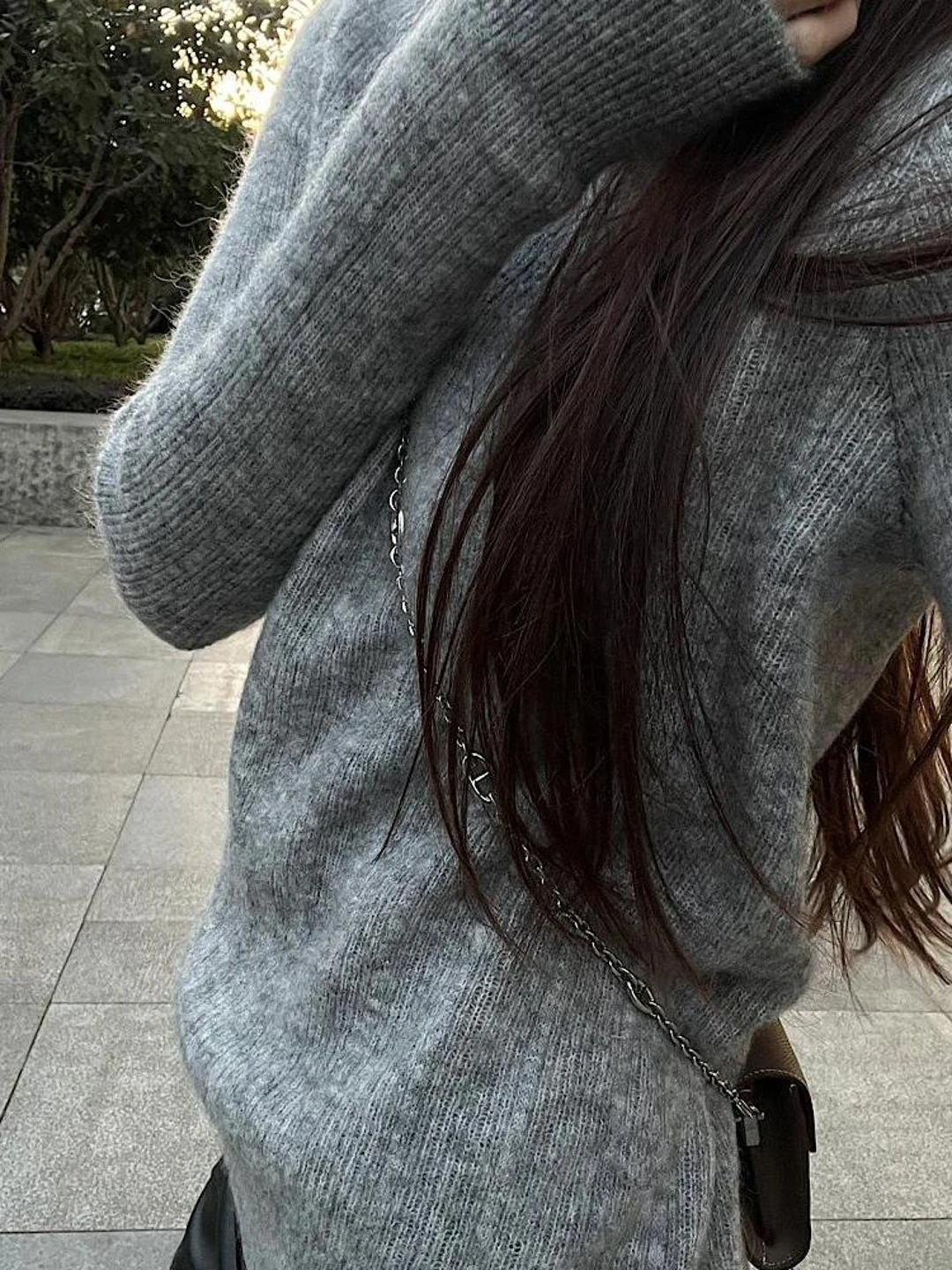 Элегантная серая вязаная женская кофта с круглым вырезом и длинным рукавом для