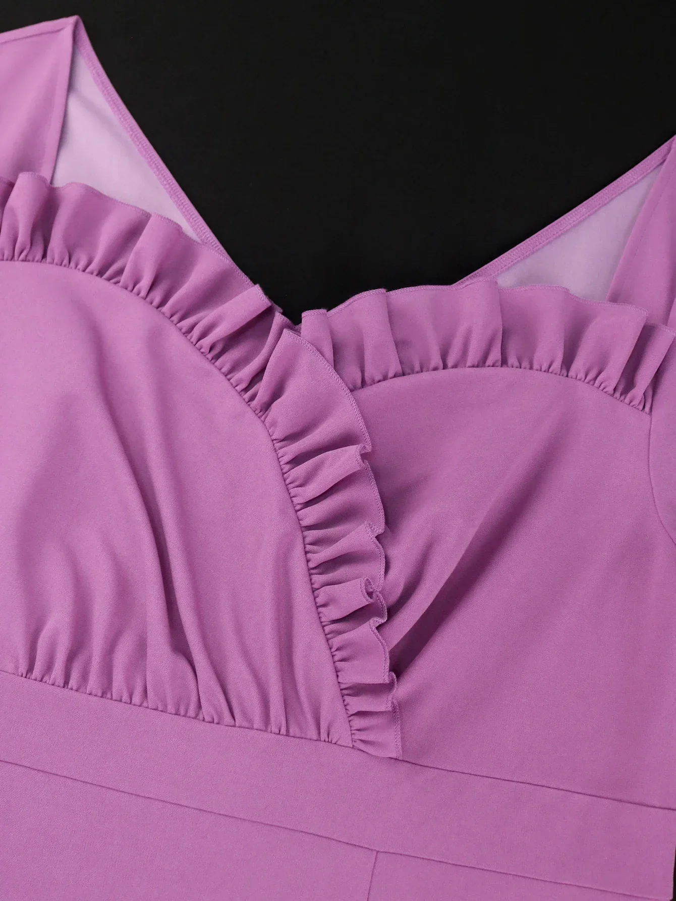 Скромное женское вечернее платье с квадратным воротником и оборками