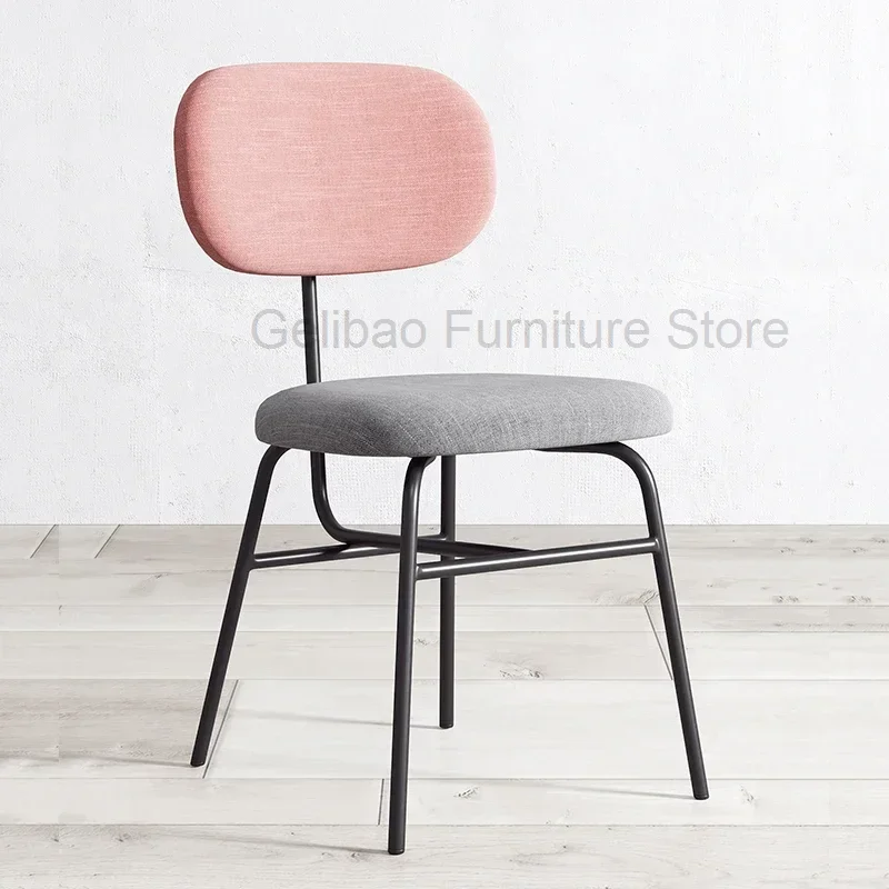 Акцентные скандинавские обеденные стулья с черными ножками дизайн для спальни