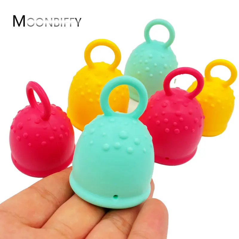 Кубок менструальный с кольцом для извлечения.