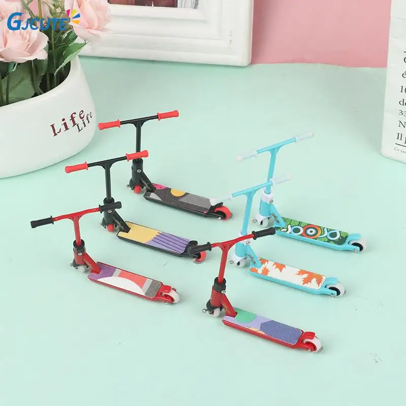 

1pc Mini Skateboard Finger Toy Finger Scooter Model Finger Scooter Skateboard Kit Interactive Toy For Kids Dollhouse Accessories