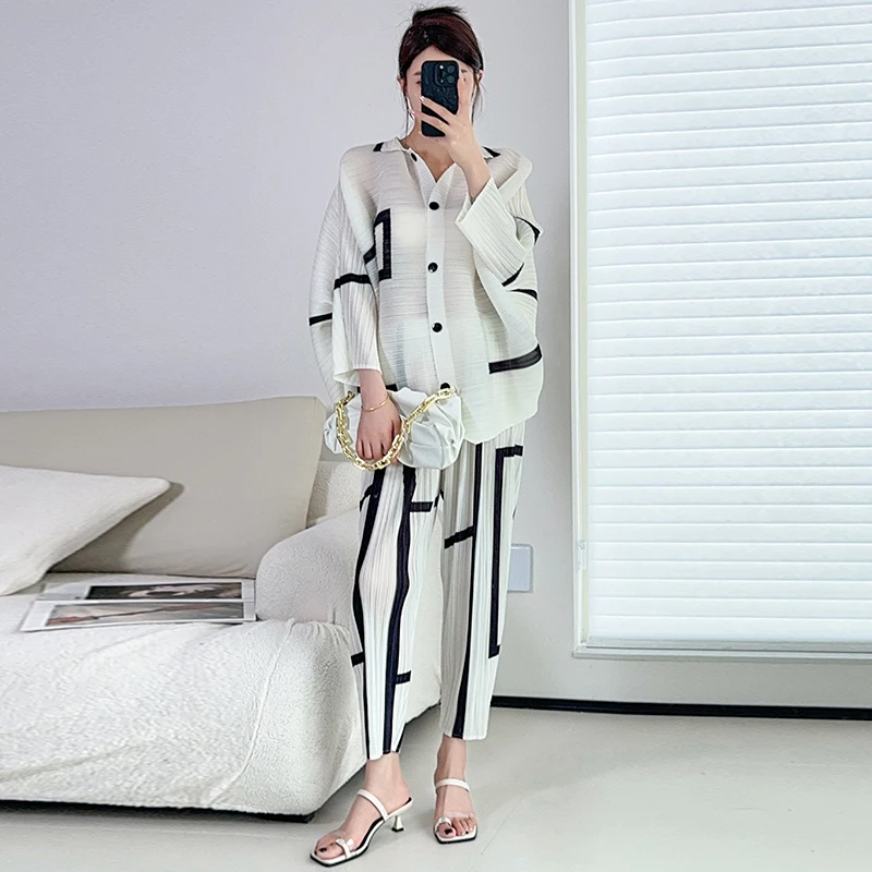 Женский костюм с принтом миаке розовый плиссированными брюками однобортный