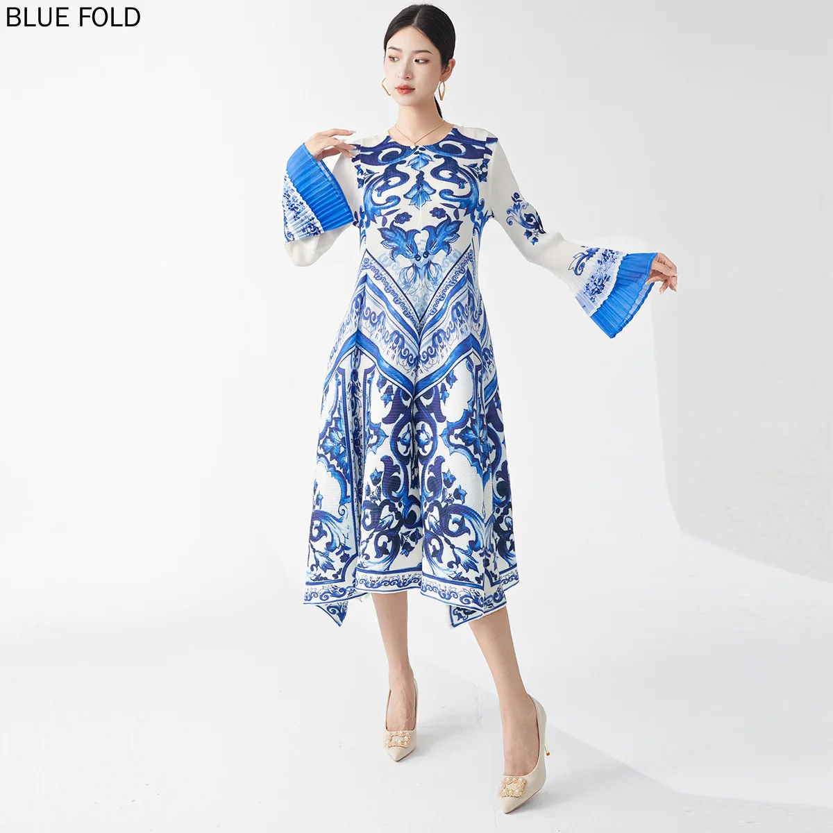 Женское свободное сине-белое фарфоровое платье рукав-труба облегающий крой