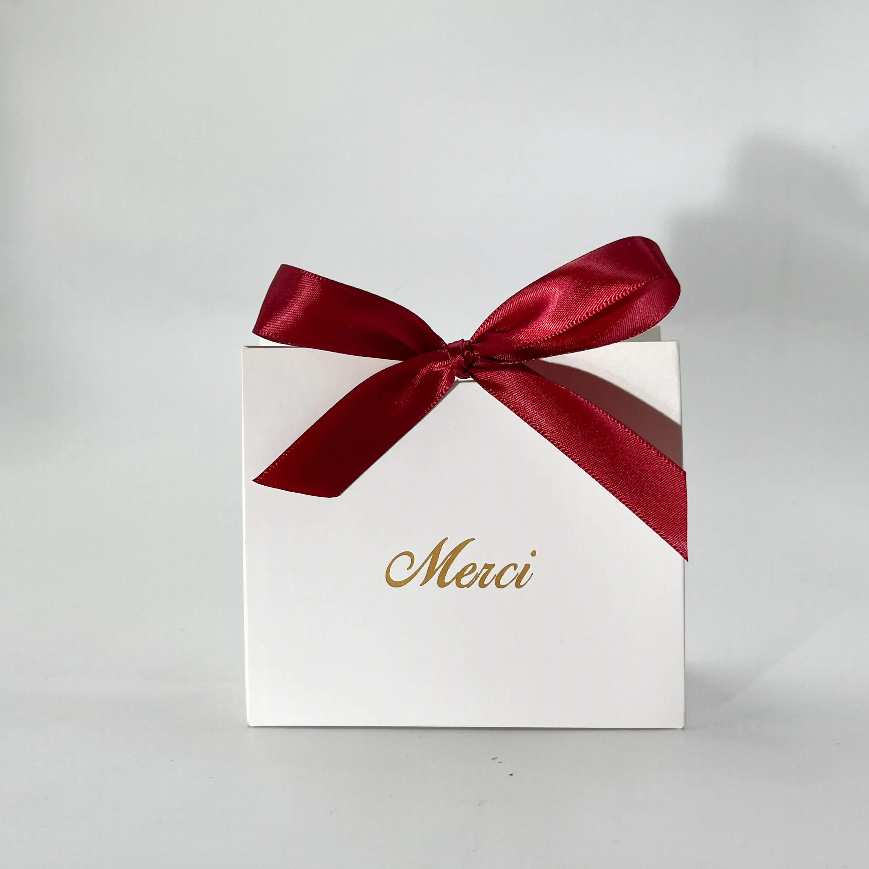 

Картонные подарочные коробки RMTPT белые