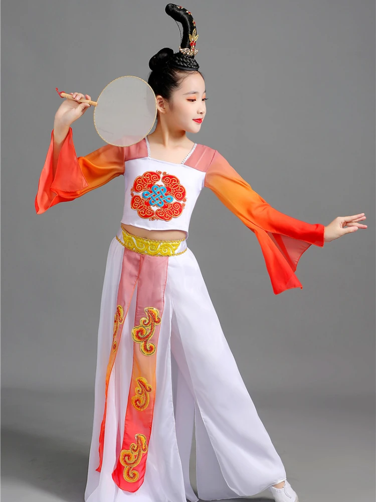 Китайский народный танцевальный костюм "Fairy Folk Dress" для девочек, включая веер янко и квадратный зонтик для выступления.