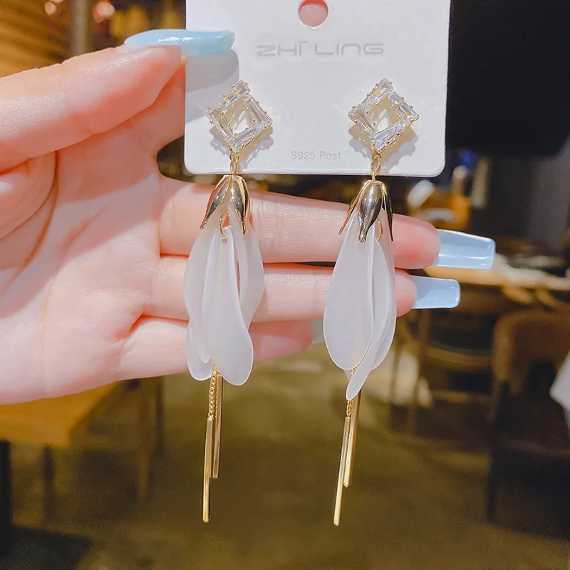 

S925 silver needle 2022 new net red and white petal long fringed earrings women's design sense super fairy temperament