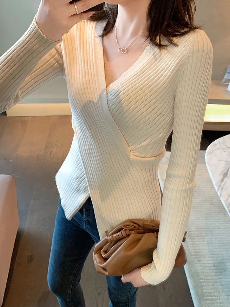 Женский трикотажный пуловер с V-образным вырезом универсальный облегающий