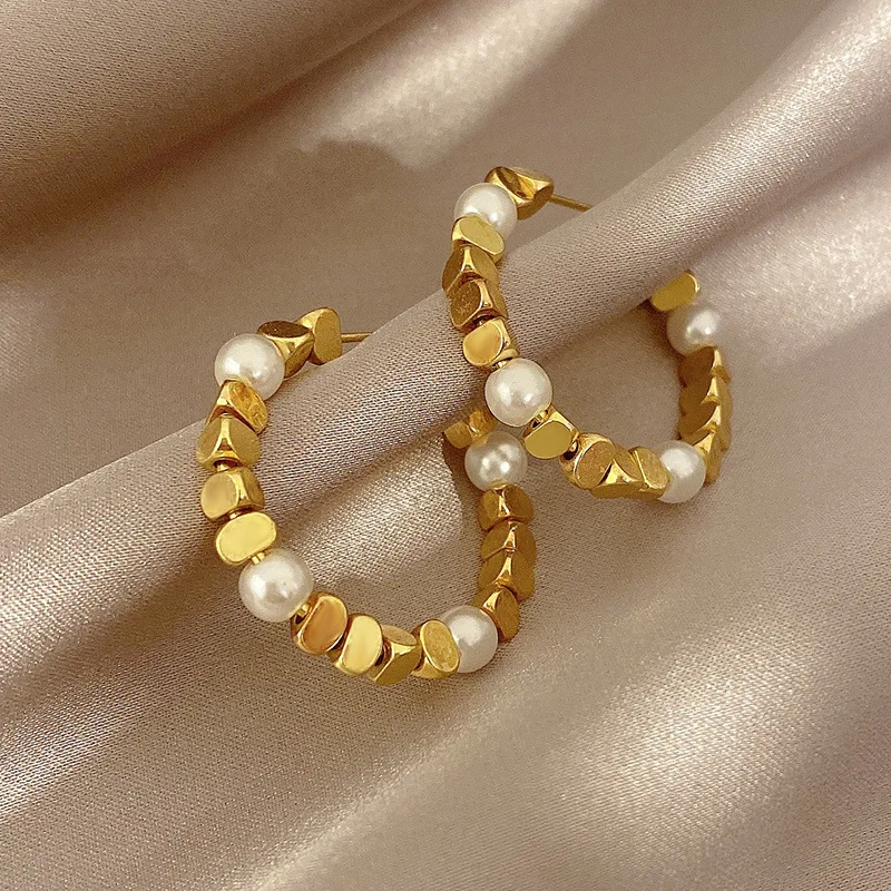 

Женские серьги-кольца в форме буквы «С»