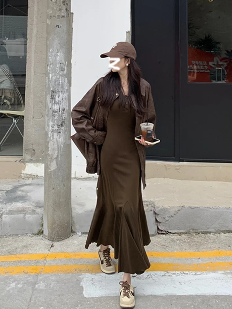 Трикотажное платье с французским вырезом и U-образным воротником. Женское