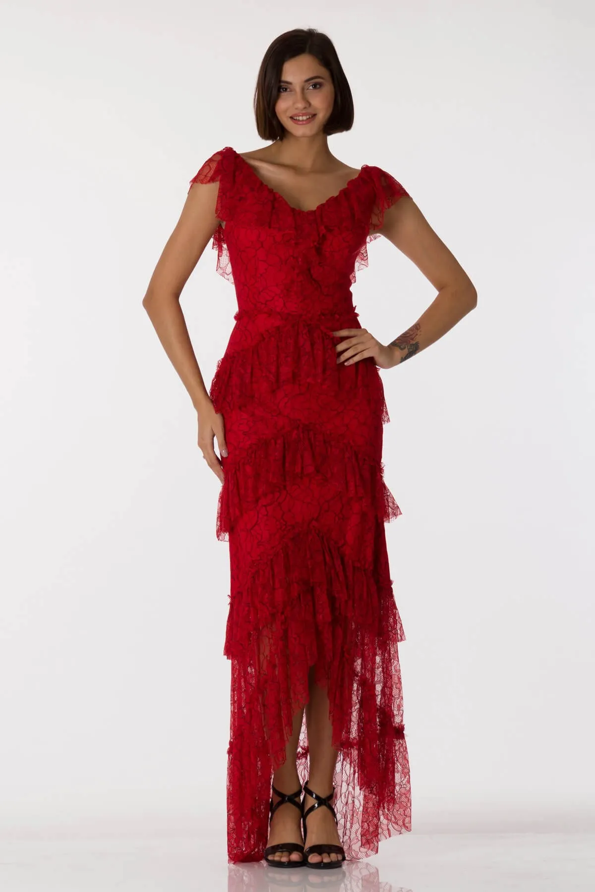 

Красное вечернее платье с рюшами и V-образным вырезом