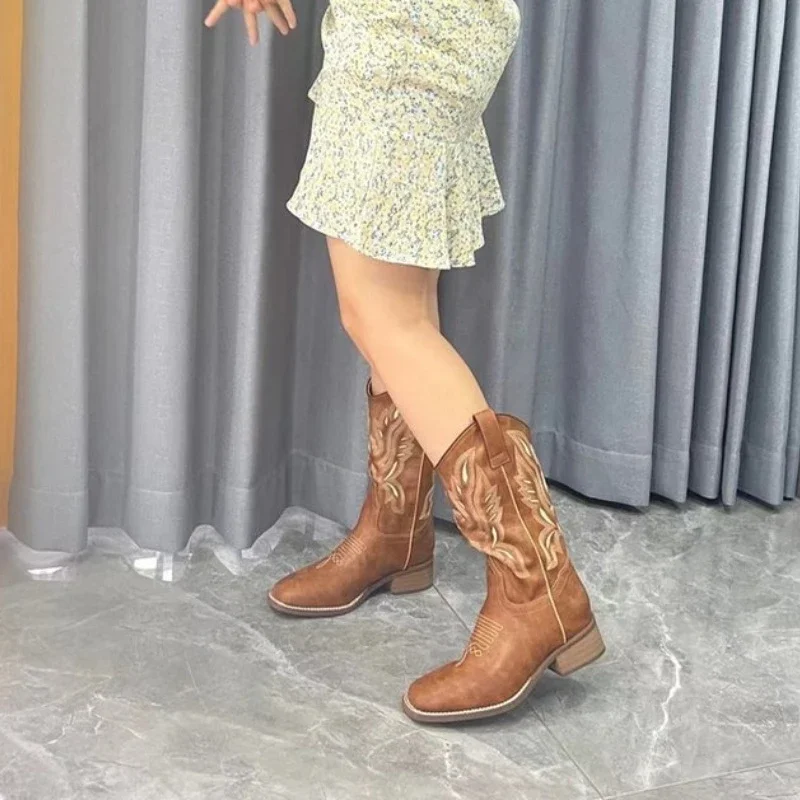 Женские сапоги на низком каблуке демисезонные с квадратным носком и рукавами