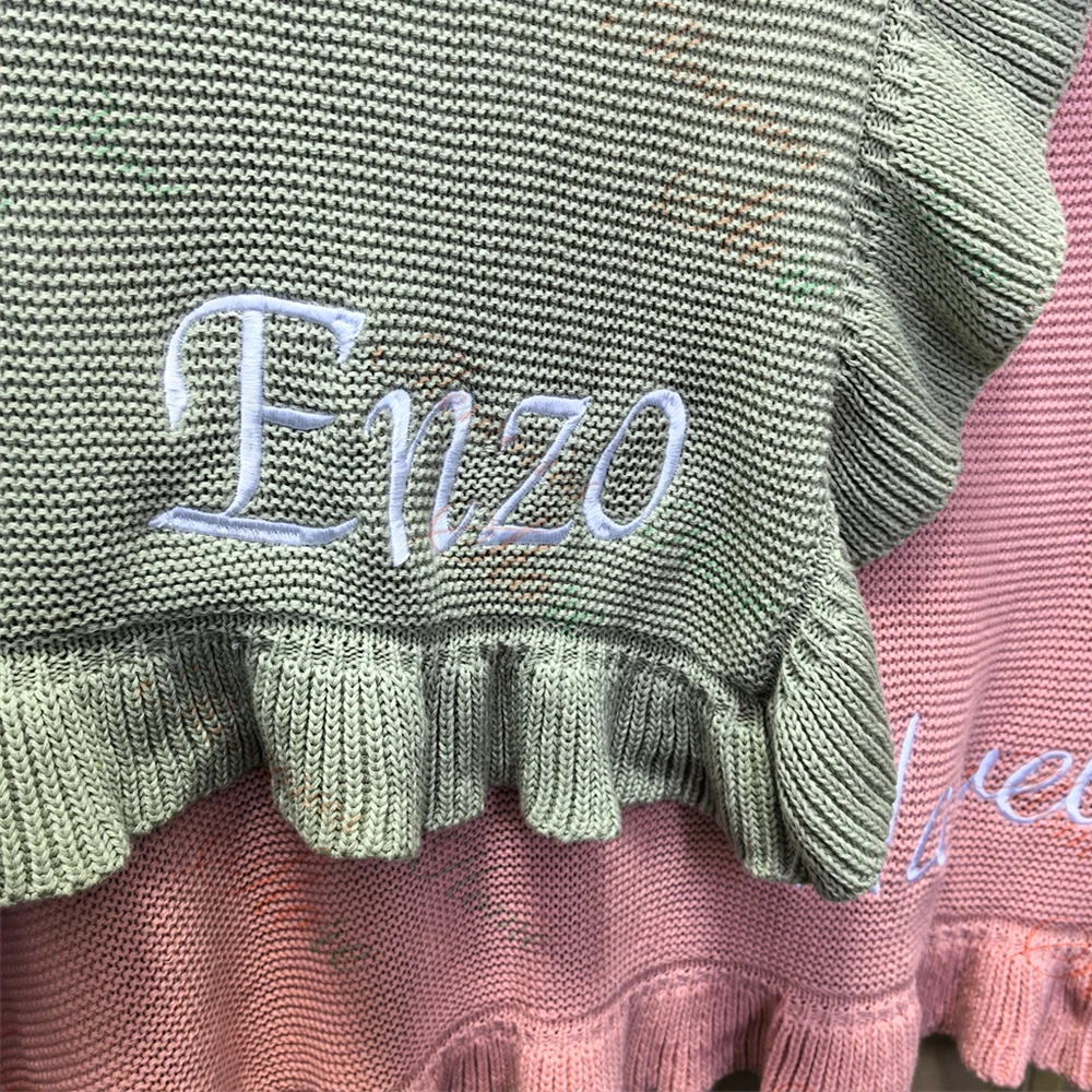 Персонализированное детское одеяло с оборками по краям вязаное вышивкой имени