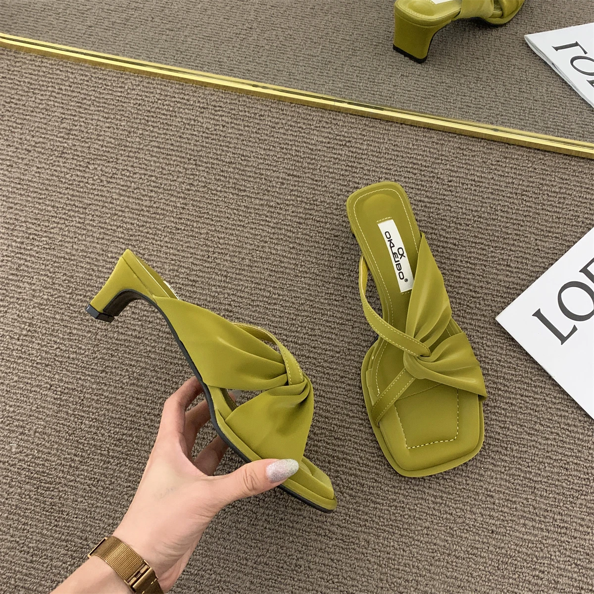 

French niche design sense fairy wind one-word buckle sandals female 2022 new summer Korean version of high-heeled Roman shoes