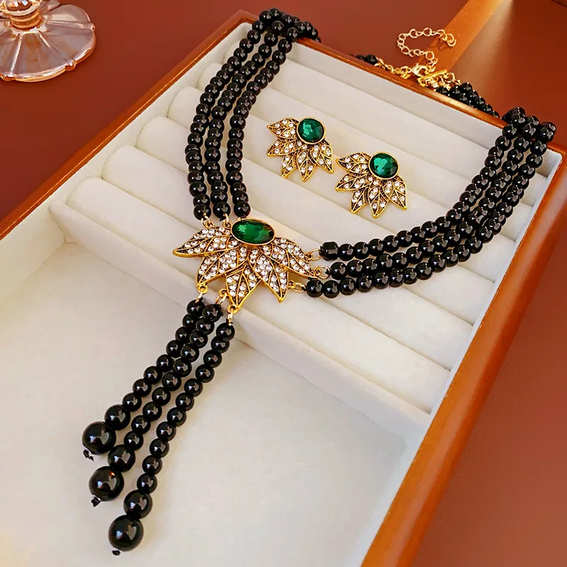 Женская драпировка бриллианты в средневековом стиле