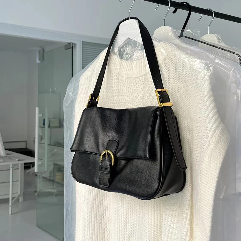 Женская сумка на молнии мягкая вместительная маленькая сумочка плечо из