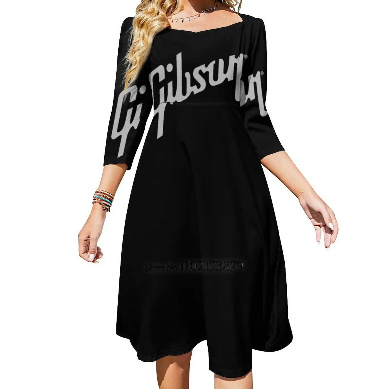 

Платье-гитара с квадратным вырезом, открытой спиной и шнуровкой сзади