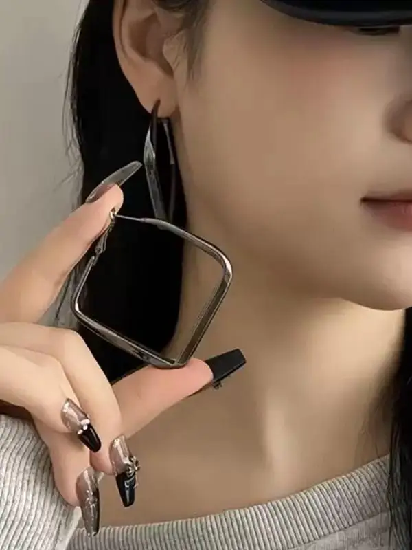 Глянцевые серьги с черными бриллиантами новинка 2024 модные легкие роскошные