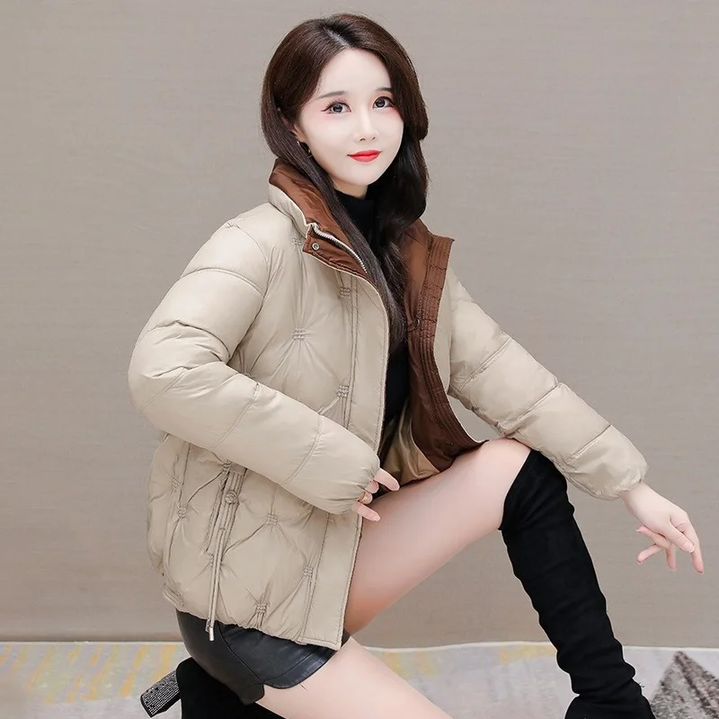 

Пуховик женский короткий и блестящий модный тренд зима 2022, куртка на белом утином пуху, одежда для похудения и придания стройности