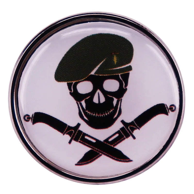 Берет-Череп Значок перекрестный нож и фотоэлемент |