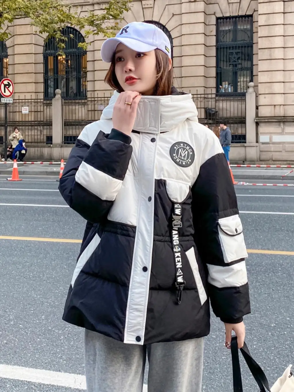 Down jacket short tooling thickened 2021 new Korean fashion loose color matching hooded 90 white duck down jacket female