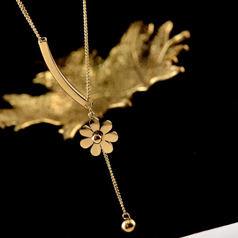 

Temperament Noble And Elegant Titanium Steel Daisy Pendant Necklace Hot Selling Gifts Simple Fashion Wholesale Direct Sales