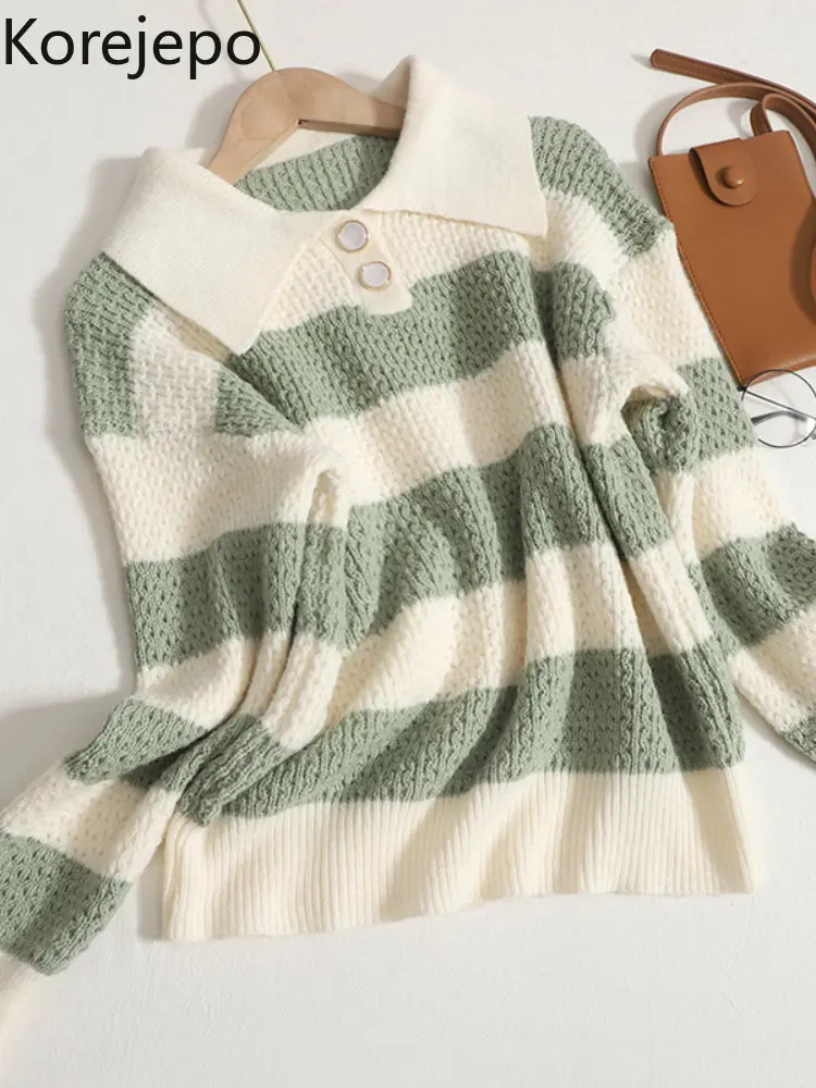 

Свитер женский осенне-зимний в полоску контрастной расцветки