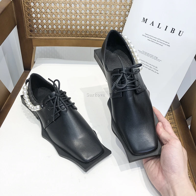 New Bat Shoes Square Toe Metal Chain Ankle Strap Women Flat Shoes Patent Leather Pearls Chain Derby Shoes Designer Fashion Pumps