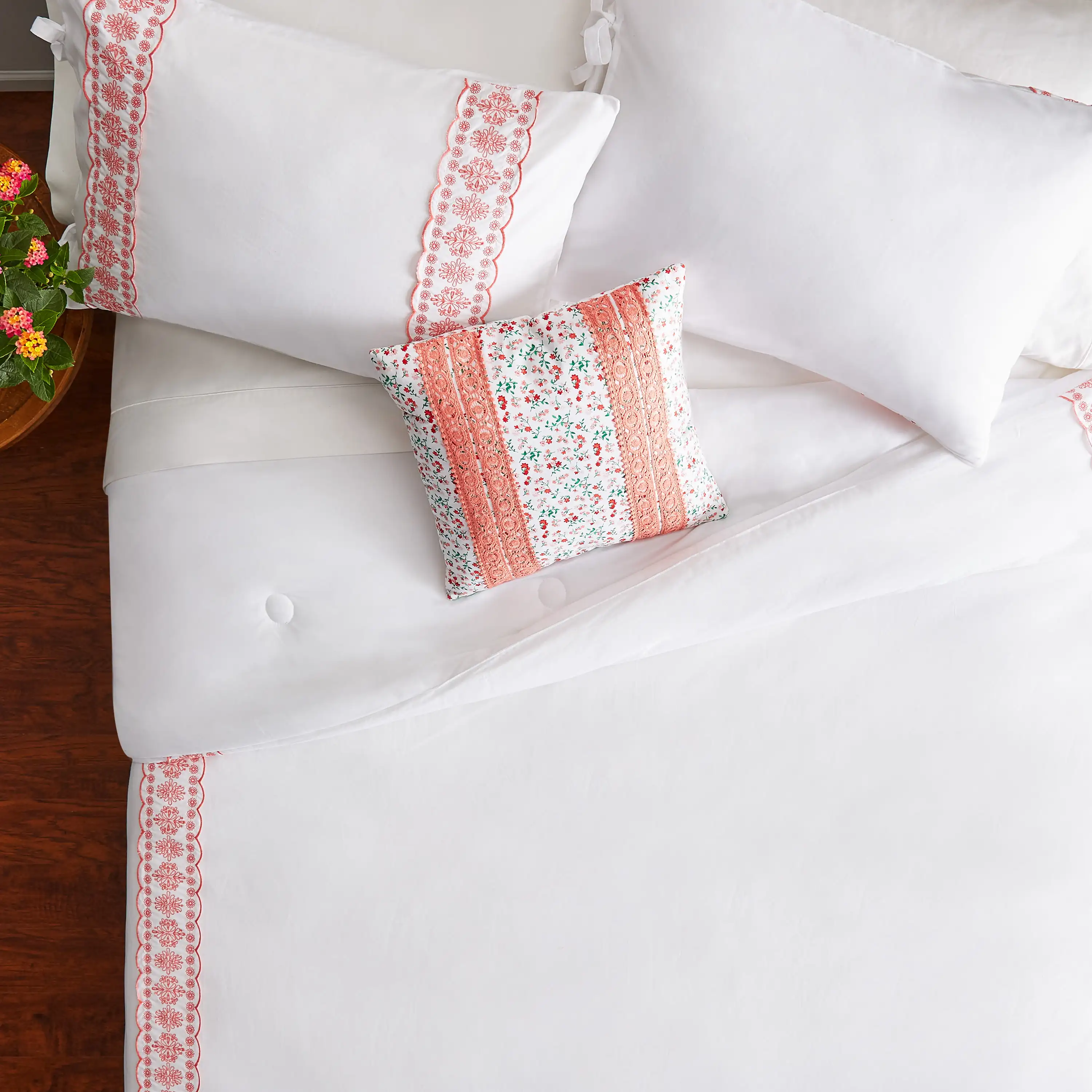 

The Pioneer Woman White Cotton Eyelet 4-Piece Comforter Set, Full / Queen