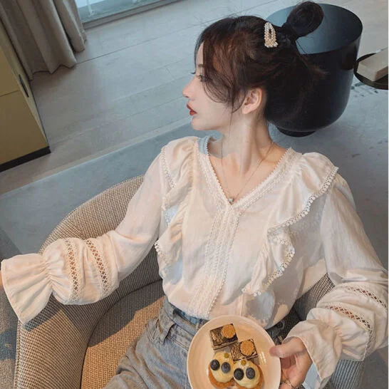 

2020 early autumn New Goddess new clothes gentle temperament White Ruffle cut-out horn sleeve shirt Sheng Zhaoda White s