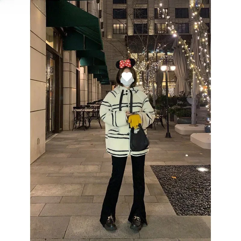 Зимняя куртка из искусственной кожи с капюшоном в полоску подкладкой овечьей