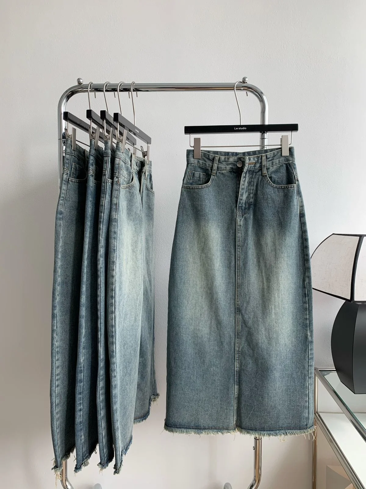 

Женская моющаяся джинсовая юбка с высокой талией и разрезом