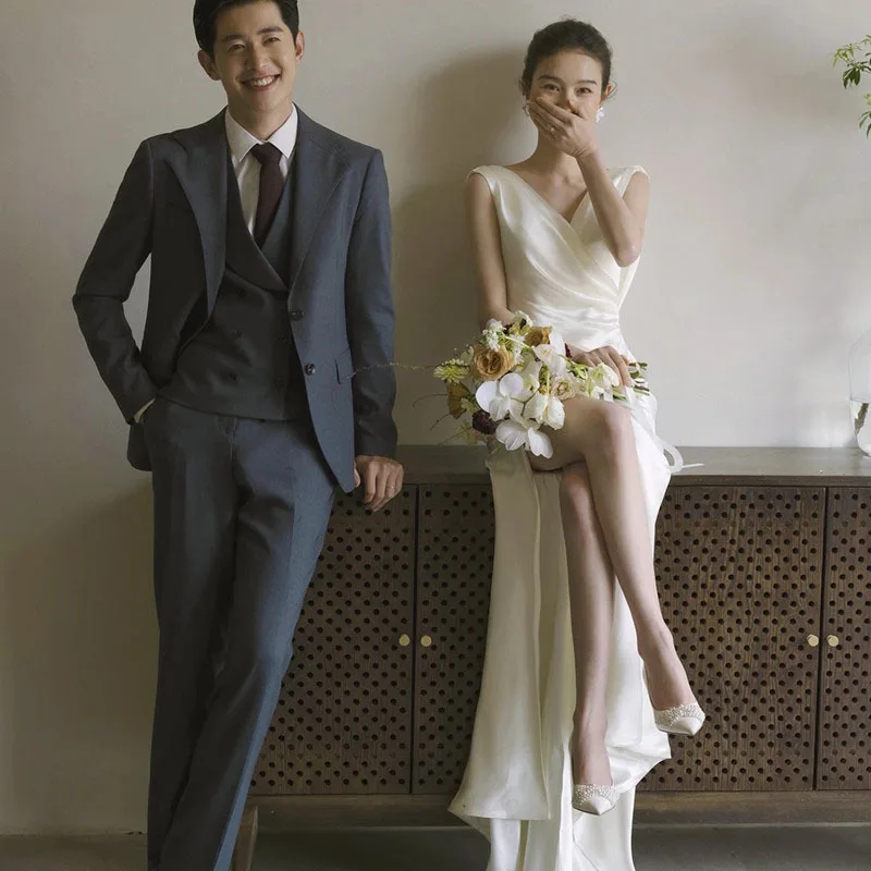 

Classic V-neck Women Wedding Dresses New Sleeveless Satin Vestidos De Boda Novia Simple Robe De Mariee With Small Train