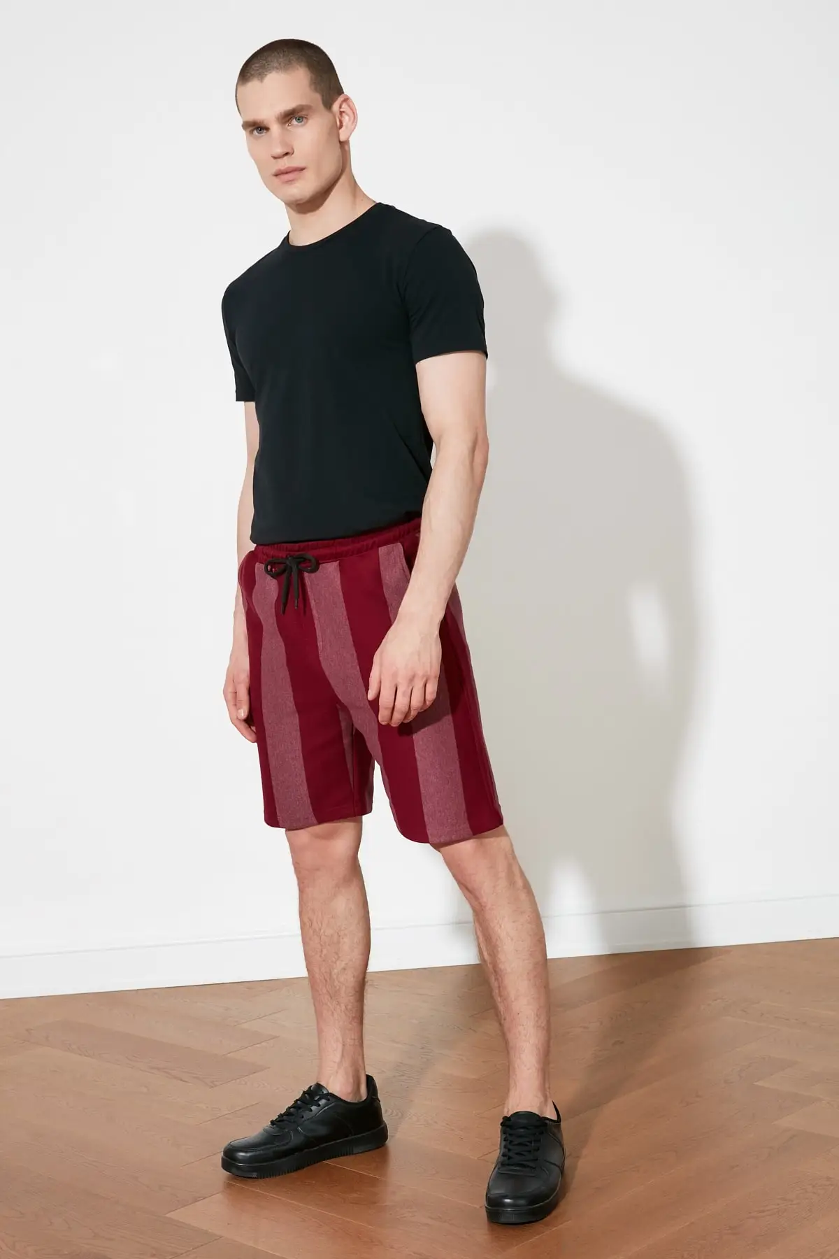 

Trendyol Men 'S Regular Fit Striped Shorts & Bermuda TMNSS21SR0390