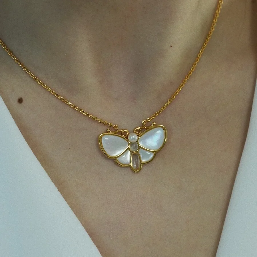 Элегантная и простая подвеска в виде бабочки с белым жемчугом