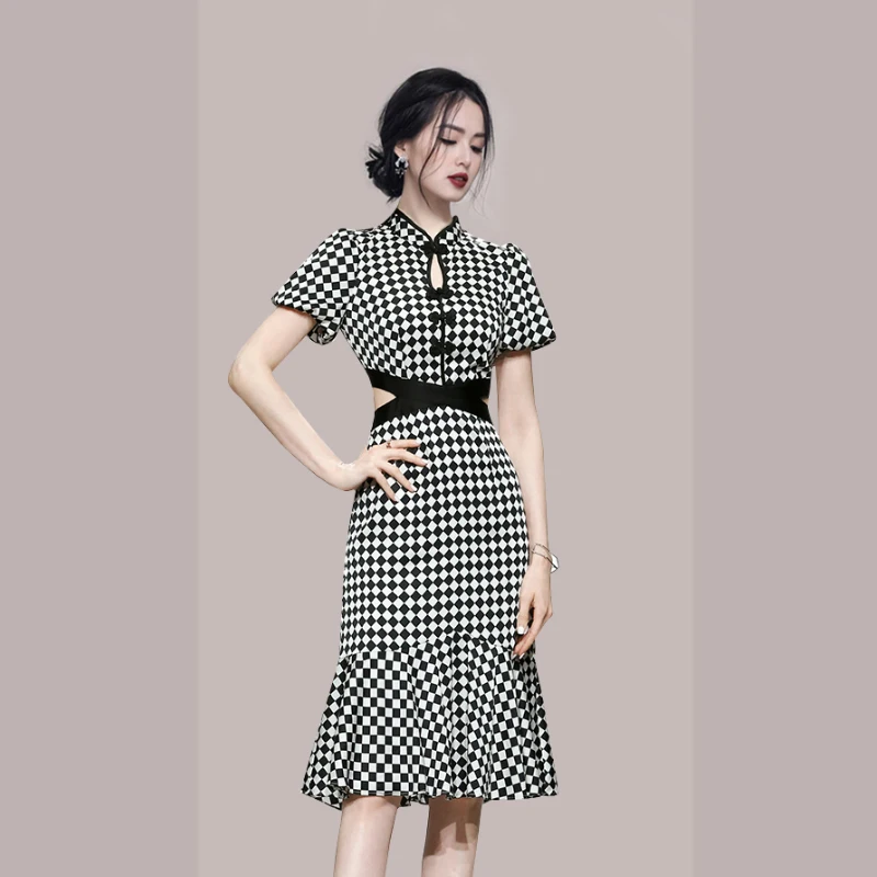 

Женское винтажное платье-футляр с юбкой-годе и коротким рукавом