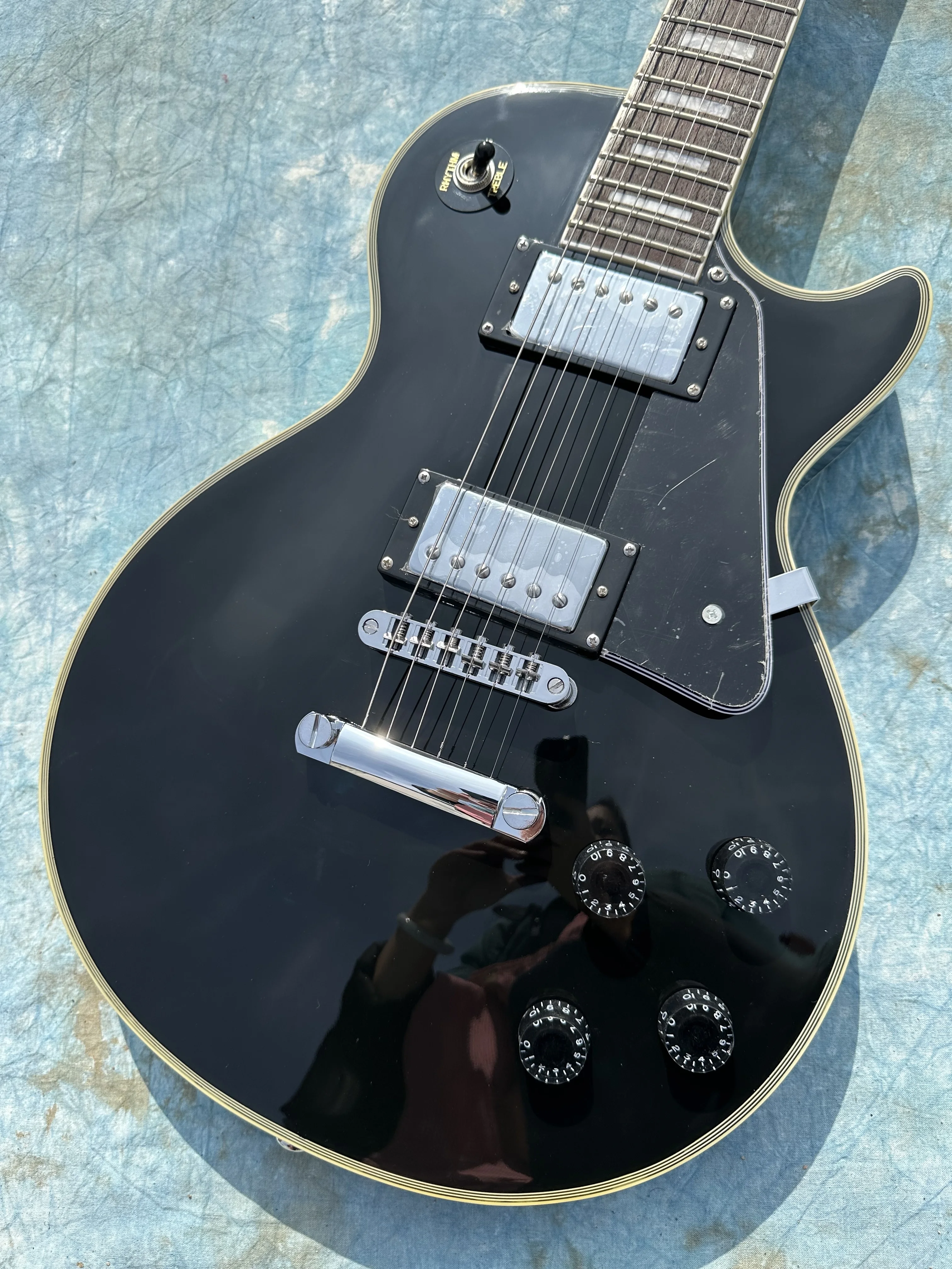 Customized electric guitar blackPeach blossom core wood body rose fingerboard， lightning package