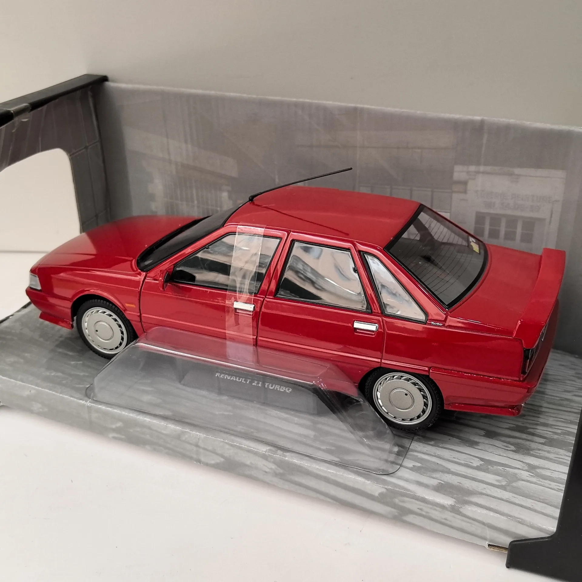 Фото Литая модель автомобиля SOLIDO в масштабе 1/18 RENAULT 21 TURBO Q4 из сплава №4