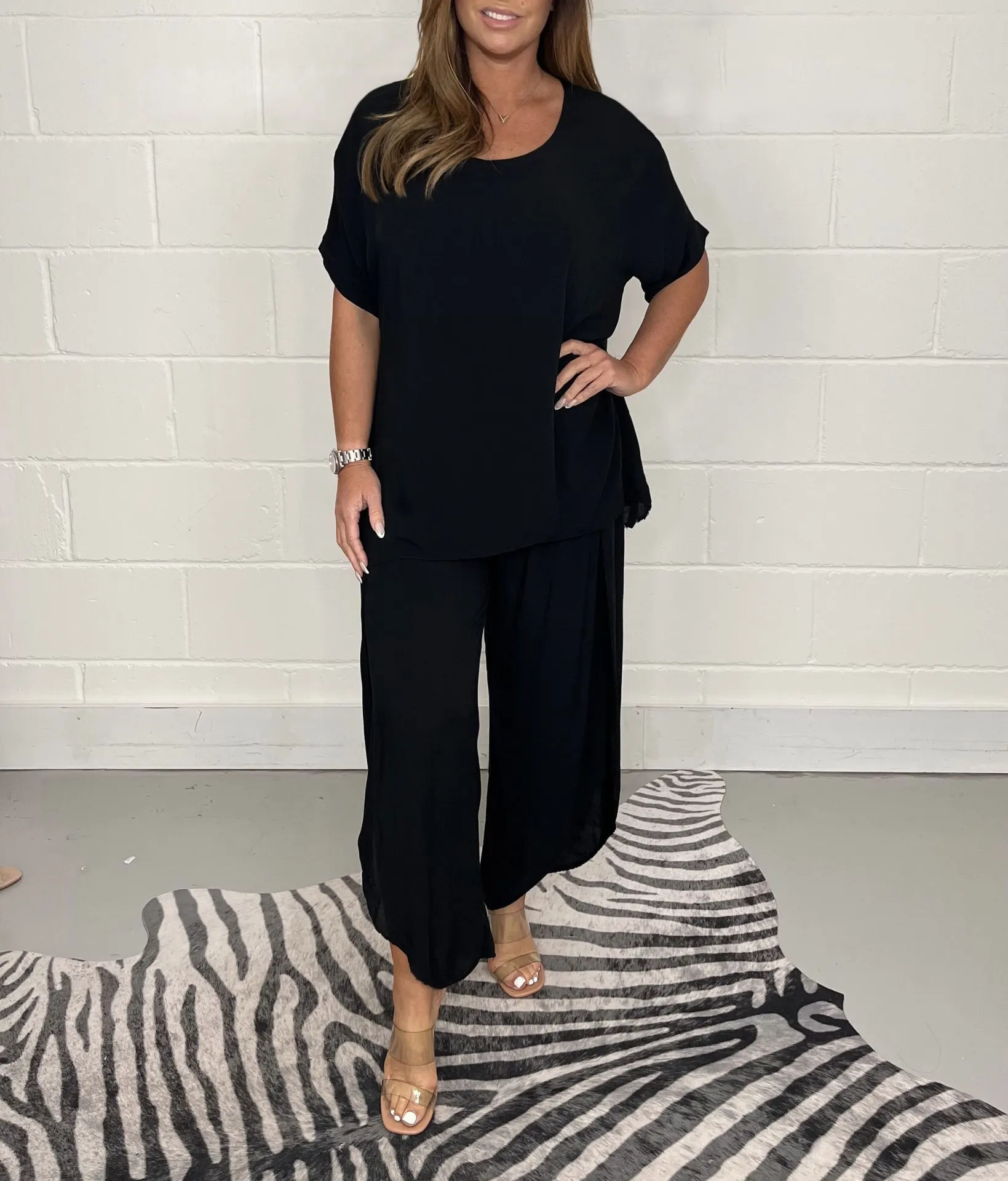 Свободный повседневный однотонный костюм с короткими рукавами модный