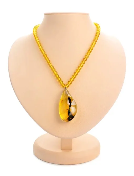 Колье с объёмной подвеской из натурального балтийского янтаря лимонного цвета